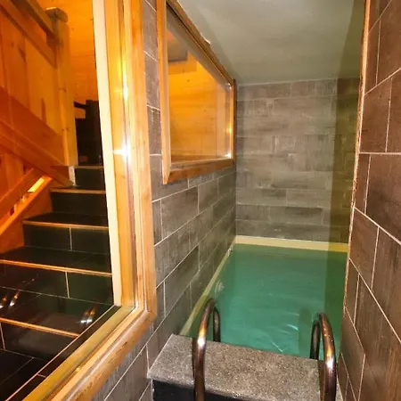 Prestigious 18 Person With Pool And Jacuzzi *