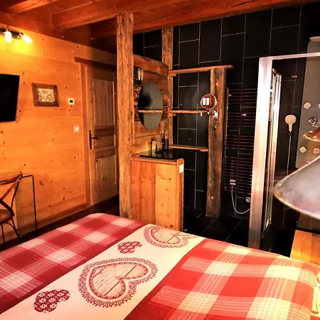 Prestigious 18 Person With Pool And Jacuzzi